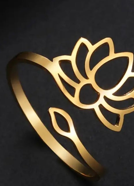Bague Lotus Dorée – Symbole d’Éveil et de Pureté